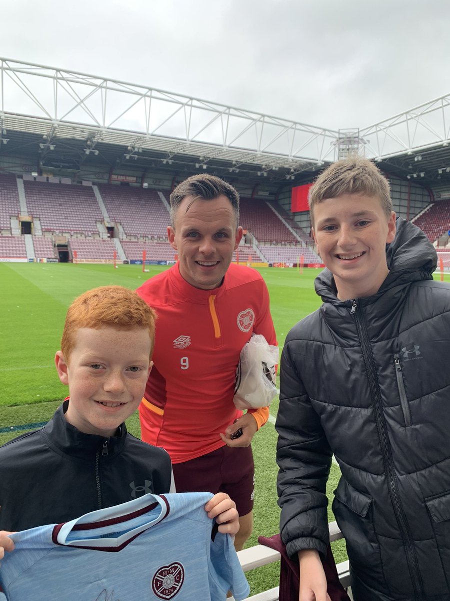 Here to see the @JamTarts, boys super happy to have their shirts signed by @Shankland_25 ⚽️