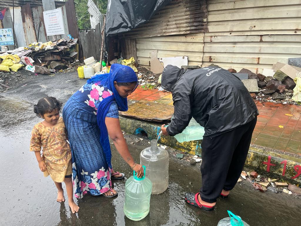 Khushiyaan_Org's tweet photo. 𝙒𝙖𝙩𝙚𝙧 𝘿𝙞𝙨𝙩𝙧𝙞𝙗𝙪𝙩𝙞𝙤𝙣💧

Location - Thane East, Airoli Sector-19 &amp; Brahmand 

600 families at our Mumbai Rotighar slums are benefitted with clean drinking water weekly.

#ANANTAKhushiyaan #boond #water #spreadlove #love #blue #mumbai #waterdistribution https://t.co/np0BzIEET6