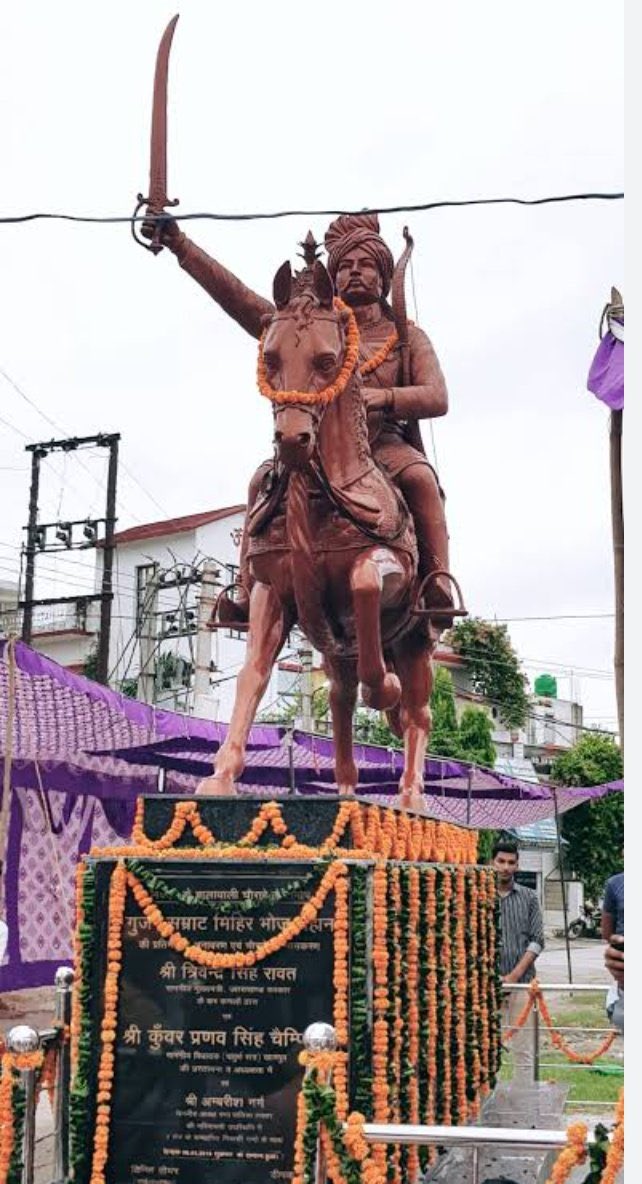 GurjarBoysPage's tweet photo. लक्सर हरिद्वार में स्थित #गुर्जर_प्रतिहार_सम्राट_मिहिरभोज की प्रतिमा जिसका अनावरण पूर्व मुख्यमंत्री राजपूत त्रिवेंद्र सिंह रावत द्वारा कराया गया था। https://t.co/EWlqZezPzq