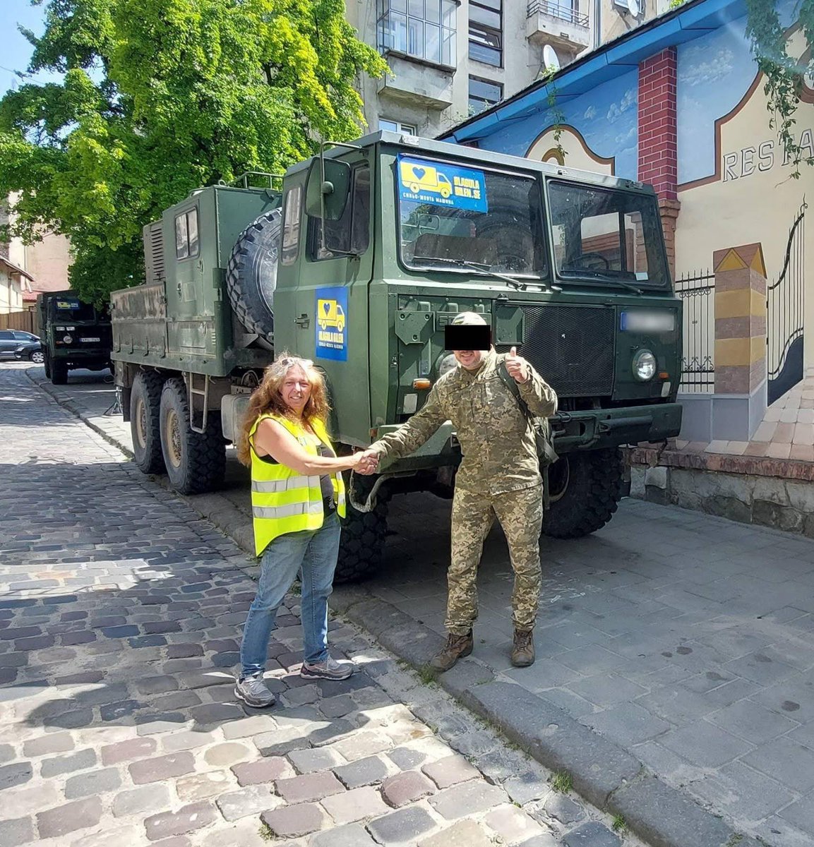 Fyra terränglastbilar levererades nyligen till Ukraina. Varav en till den, av Ryssland fruktade, Kraken-bataljonen. Soldaten från Kraken var så ödmjuk i all sin militära prakt. Hans ögon sa allt - nästan gråtfärdig.

Logistik vinner krig!

Swish: 123 607 66 65