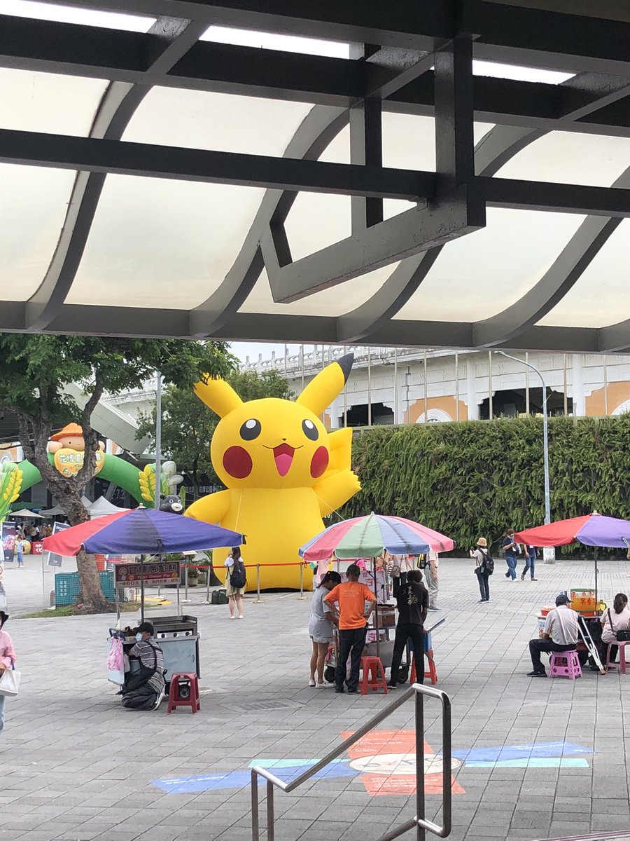 q7_peach's tweet photo. 好大的皮卡丘 https://t.co/18qGKwaB1x