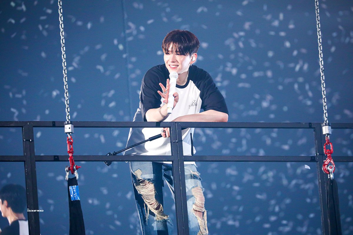 ham_is_my_world's tweet photo. 햄가락 쫙 펴고 갸륵한 표정으로 몬베베를 보는 한결같은 기현이 https://t.co/SbUaHwVfHz