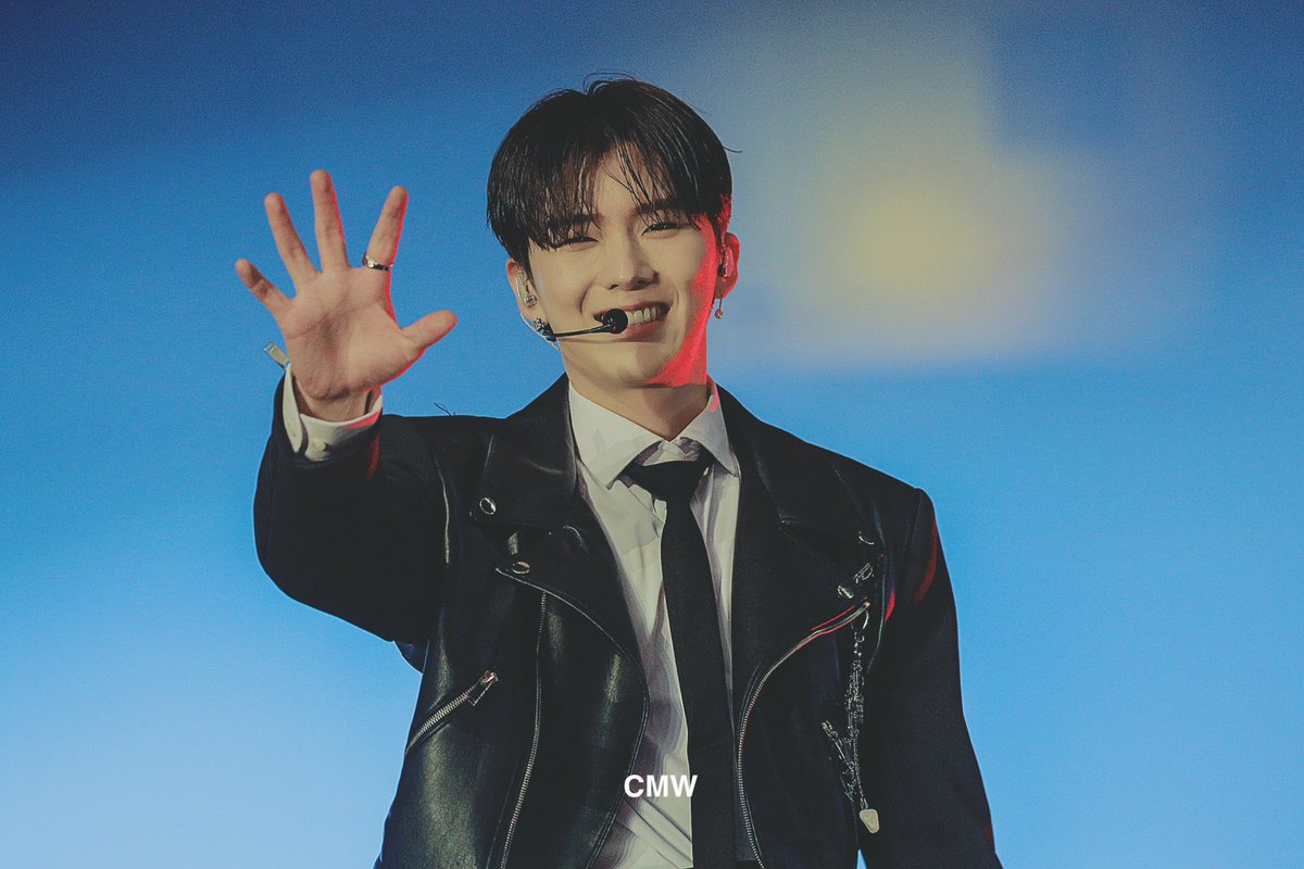 ham_is_my_world's tweet photo. 햄가락 쫙 펴고 갸륵한 표정으로 몬베베를 보는 한결같은 기현이 https://t.co/SbUaHwVfHz