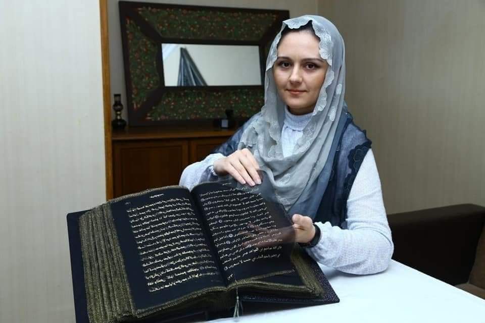 LisaGardi02's tweet photo. هونەرمەندی ئازەربایجانی "تونزالا محمد زادە" قورئانێکی نوسیوەتەوە لەسەر قوماشی ئاوریشمی ڕەشی شەفاف بە ڕەنگی زێڕین، وە سێ ساڵی خایاند بۆ دروستکردنی قورئانەکە، لێکۆڵینەوەکانی دەریخستوە کە تا ئێستا کەس تەواوی قورئانی لەسەر ئاوریشم نەنووسیوە.
😍😍😍 https://t.co/AhP4cm3nKY