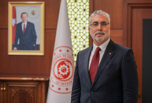 Sayın Bakanım 15 yaşında iş hayatına atıldım işçiden fazla çalıştırıldık ve çok az miktarda ücret aldık bu haksızlıgın üstüne sigorta numaramız giriş sayılması Askerden öncesi çalışması olmayan borclandırıldı lakin sigorta kartı olan mağdur bırakıldı Adalet istiyoruz
