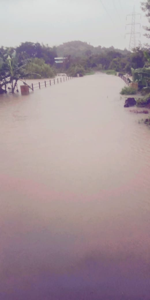 SharadP21156654's tweet photo. @BaliramDoley @mpsc_office @Drsuvarnas @CMOMaharashtra माझ्या गावातून हा हा जाणारा रस्ता गेले 3 दिवस बंद आहे.. वाहतूक बंद आहे ...पुलावर पाणी आले आहे..skill test पुढे ढकलावी..
चंदगड (कोल्हापूर) https://t.co/qP2YzjSfK6