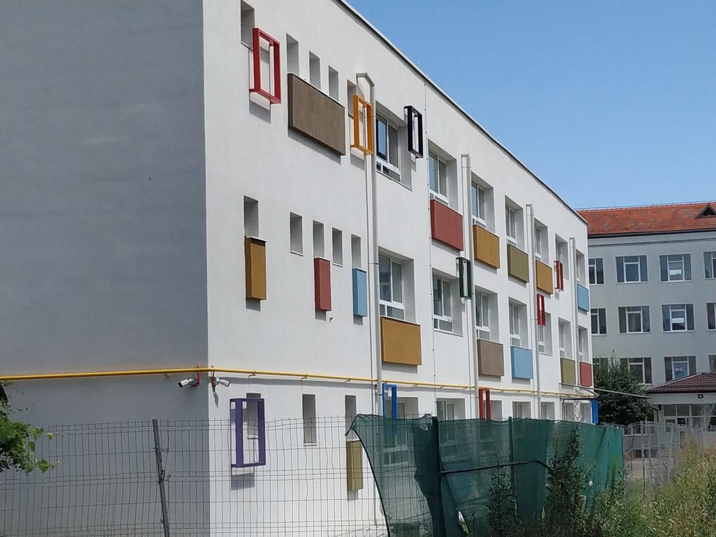 Once again, I got <a href="/huxsterized/">Huxsterized 📸</a> 😵🥴
when I first saw this building. Many if his geometric photographs crossed through my mind in a few milliseconds ⚡⚡⚡📷