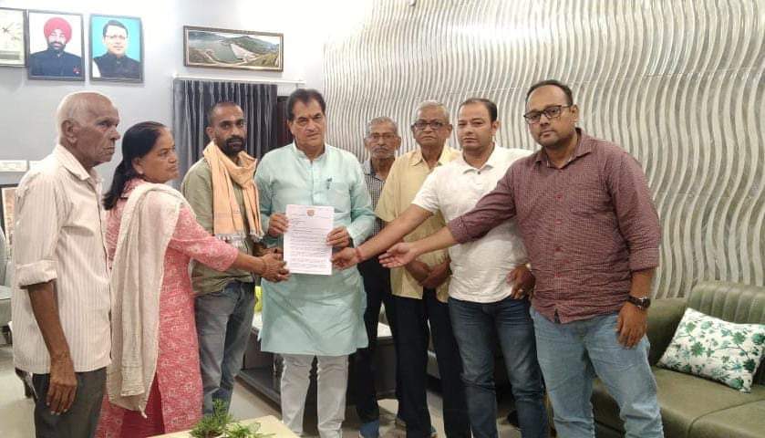 MLAPremAggarwal's tweet image. आईडीपीएल मामले को लेकर आईडीपीएल के स्थानीय लोगो ने मुलाकात की। उन्होंने मानसून सत्र तक आईडीपीएल संस्थान द्वारा खाली कराए जा रहे सरकारी आवास को खाली ना कराए जाने की मांग की।

 इस पर मेरी ओर से मौके पर जिलाधिकारी देहरादून से फ़ोन पर वार्ता की गयी और मानवीय दृष्टि अपनाते हुए मानसून…