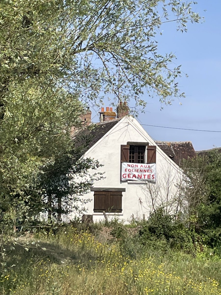 A Pers-en-Gâtinais les habitants mobilisés affichent leur opposition aux #eoliennes géantes <a href="/ABOWindFrance/">ABO Wind France</a> sur leur maison 💪🏻💪🏻

Cc <a href="/Prefet45_Centre/">Préfète Centre-Val de Loire et Loiret</a> #Loiret <a href="/leloiret/">Le Loiret</a>  <a href="/JP_Sueur/">Jean-Pierre Sueur</a>
