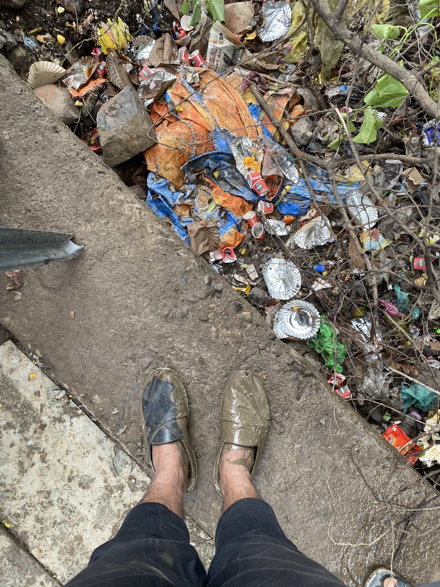 📍उदगीर
बसस्थानक under construction आहे हे खरं…पण एका बसमधून दुसऱ्या बसमध्ये जाण्यासाठीदेखील पराकोटीचा संघर्ष करावा लागतोय. बायका-लेकरं-बाचकी घेऊन प्रवास करणाऱ्यांचं तर विचारूच नका.  मा. मंत्रीमहोदय <a href="/BansodeSpeaks/">Sanjay Bansode Official</a> आपण लक्ष द्याल ही अपेक्षा. तात्पुरती का असेना प्रवाशांची सोय…