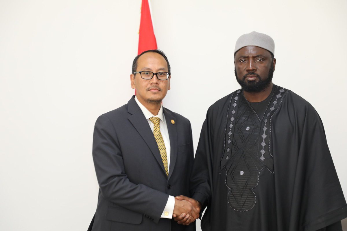 myembdakar's tweet photo. 21/7 High Commissioner-designate of 🇲🇾 to #TheGambia 🇬🇲HE Dato’ @izran77 had the privilege of meeting The Gambia’s Foreign Minister Dr Mamadou Tangara at the latter’s office in #Banjul, aiming to enhance more substantive cooperation in various sectors of common interest.🇲🇾🤝🇬🇲 🌍 https://t.co/o9DZuvYeUf