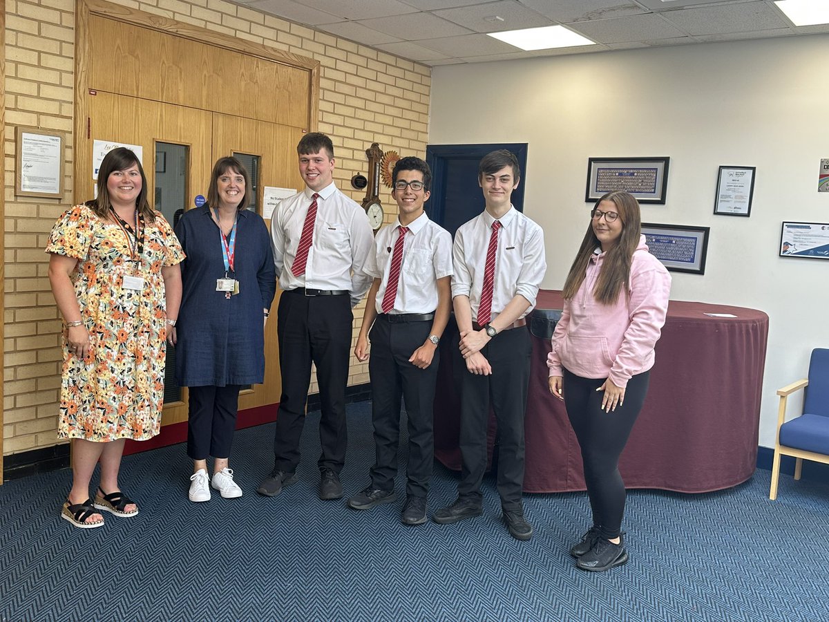 CymraegLlantwit's tweet photo. Llongyfarchiadau @LlantwitMajorSc!! 
Diwedd flwyddyn arall a rydym yn dathlu derbyn y Wobr Arian ar gyfer Cymraeg Campus!🥈 🏴󠁧󠁢󠁷󠁬󠁳󠁿 / It’s the end of another year and we celebrate receiving the Silver Award for Cymraeg Campus! 🥳 #dwyieithrwydd #cymraeg @CSC_Cymraeg @CSCSiarterIaith https://t.co/wliOSBgJ27