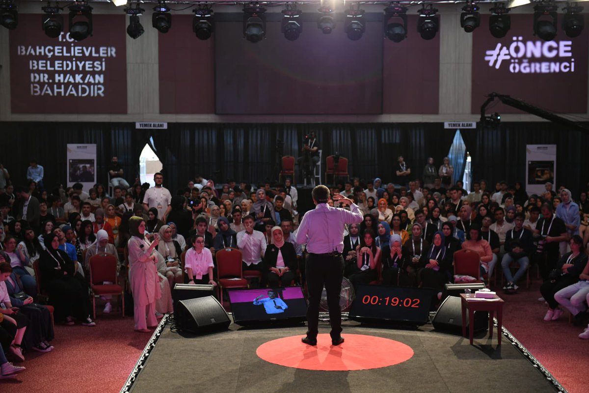 Yusuf__Tekin's tweet photo. #önceöğrenci bugünkü istişaremizi öğrencilerimizle yaptık. Bizi terlettiler. İyi ki varsınız. Gönlümüz ferah, içimiz rahat. Geleceğimiz emin ellerde. Allah bahtınızı yolunuzu açık etsin. @RumeysaKadak https://t.co/NKFV8OfRg7