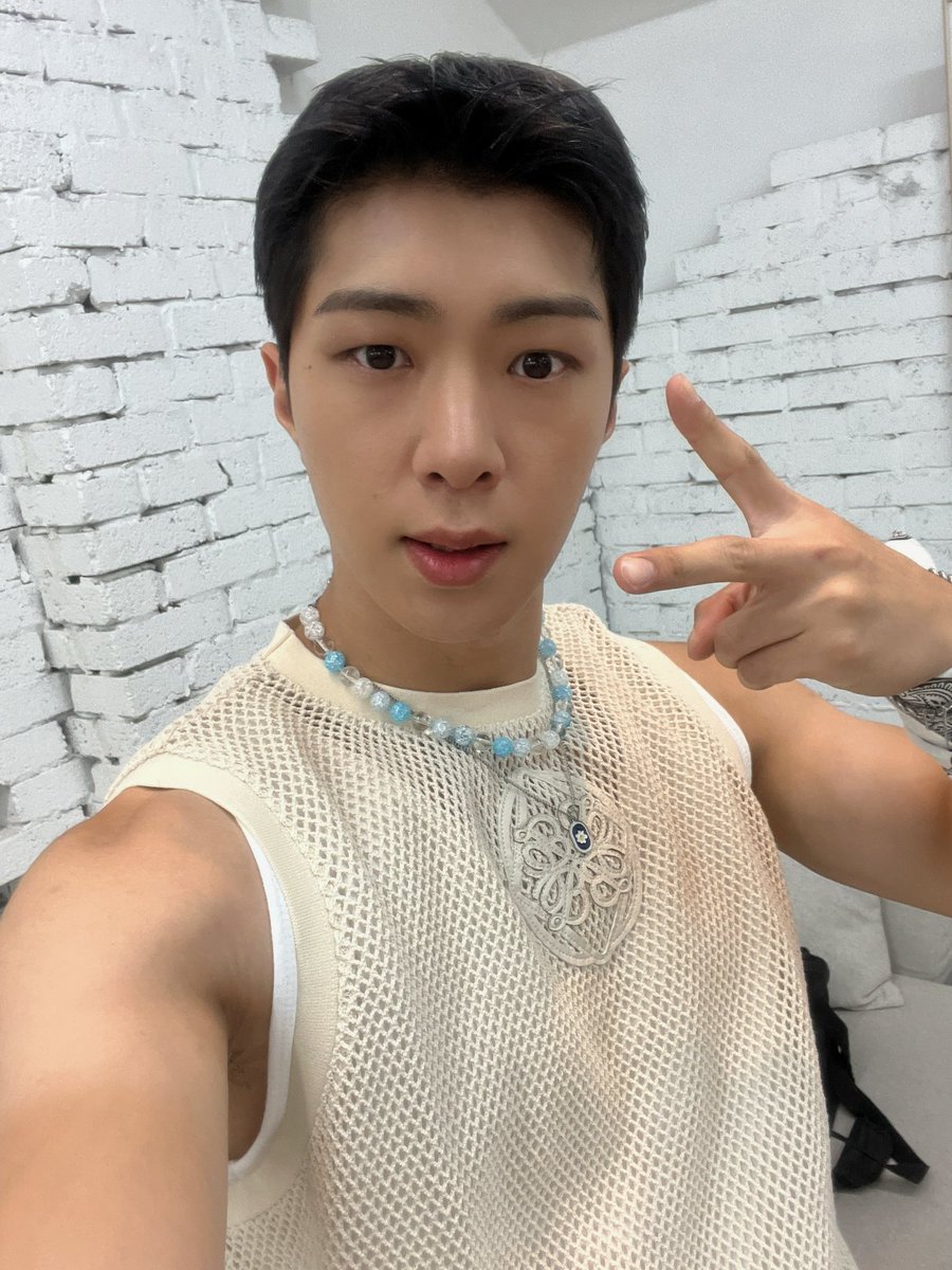 ONF_members's tweet photo. [#와이엇 #WYATT] #world k-pop festival❤️ 너무 재밌었어요 ㅠㅠㅠ 다음날 감기 걸리지 않게 오늘 따뜻하게 그리고 혹시 모르니 약 먹기!!! 사랑해요❤️ https://t.co/VFEFLLQ1NS