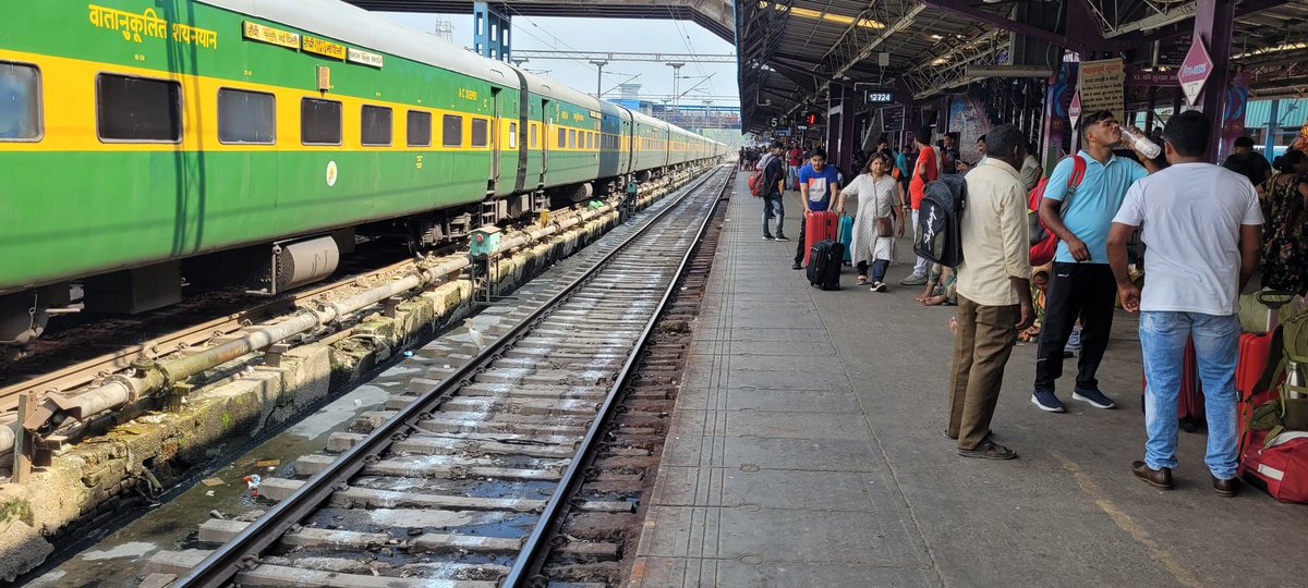 nagaraju1459's tweet photo. @RailMinIndia I am first time visiting to New Delhi railway station is need to be modernization better than Secondhand and Bangalore, even my native town Gadwal also... please change better than @PMOIndia @narendramodi https://t.co/aWbGL5rKRp