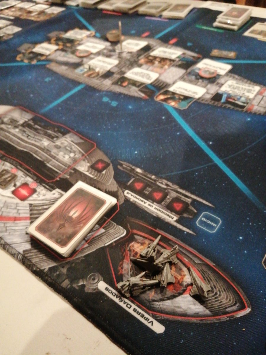 lucleru's tweet photo. Los clásicos nunca mueren. Siempre hay tiempo para aplastar unas cuantas tostadoras. #BattlestarGalactica https://t.co/NJazQGMefe