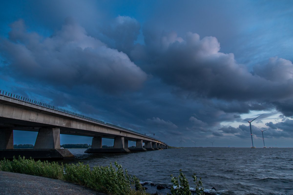 Van gouden uurtje naar blauwe uurtje, en dat met een stevig windje. De zonsondergang gisteravond. #Ketelbrug #weerfoto <a href="/FlevolandWeer/">Flevoland Weer</a> <a href="/weermanrobert/">➡️ Robert de Vries</a>