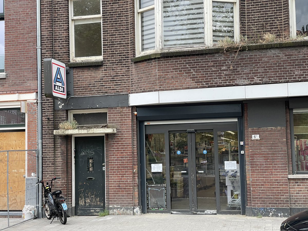 De Linker Rottekade (Rdam) wordt prachtig opgeknapt. Onbegrijpelijk dat <a href="/aldi/">Aldous Solano</a> en twee panden in het midden niet meedoen en er nog steeds verkrot bijstaan. <a href="/Woonstad/">Woonstad Rotterdam</a> <a href="/rotterdam/">Gemeente Rotterdam</a>