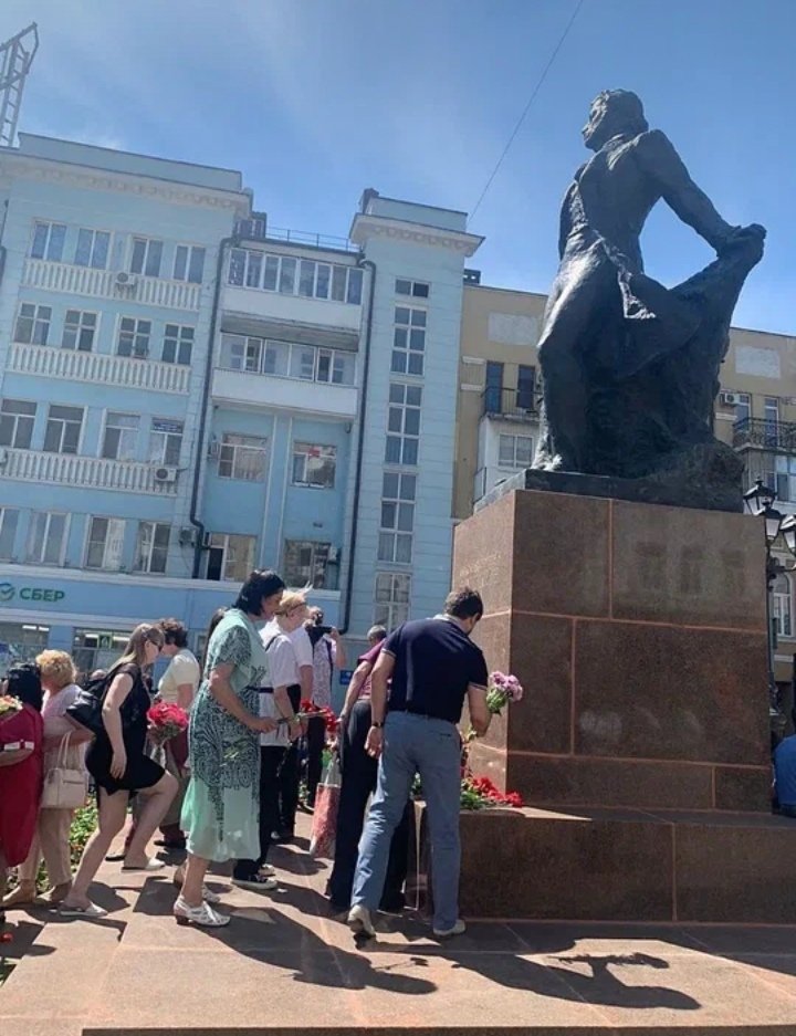 Luchcryptoclock's tweet photo. События Которые происходили 24 июня улицах нашего Любимого города а точнее на  самой романтичной улице  города Пушкина вдохновили нас вспомнить творчество Великого поэта #neyrowatch https://t.co/ZsDSh4k1xb