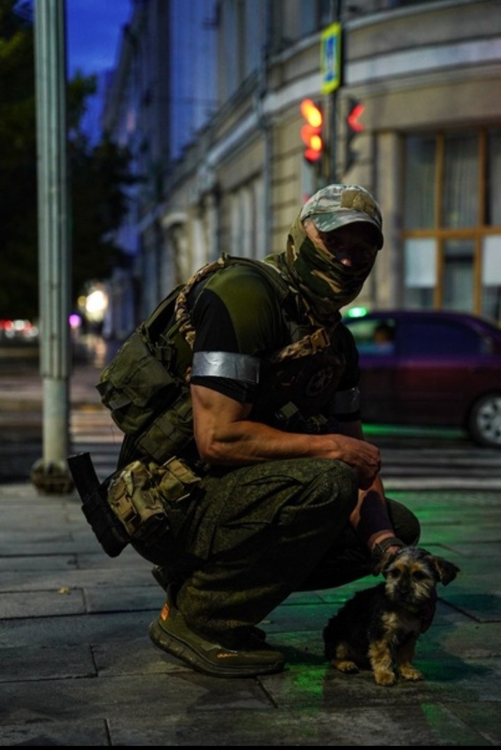 Luchcryptoclock's tweet photo. События Которые происходили 24 июня улицах нашего Любимого города а точнее на  самой романтичной улице  города Пушкина вдохновили нас вспомнить творчество Великого поэта #neyrowatch https://t.co/ZsDSh4k1xb