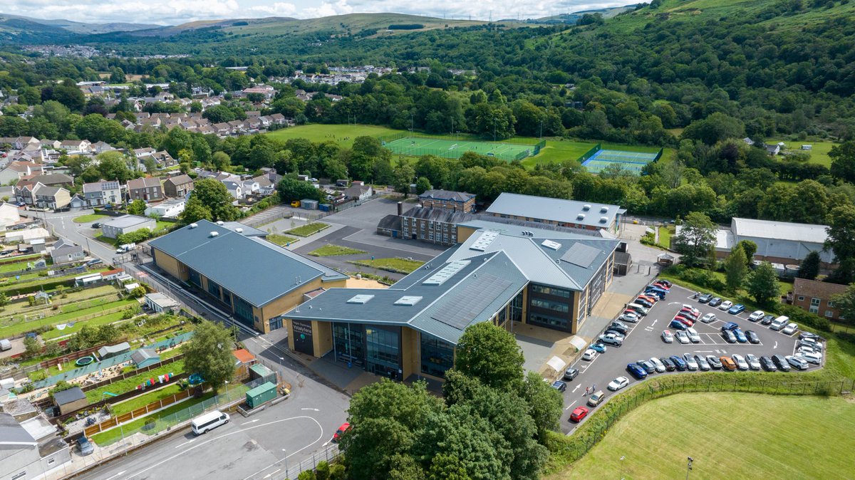 buffoon_media's tweet photo. Mae ‘di bod yn wythnos brysur…
It’s been a busy week…

Ysgolion, ceir, safleoedd adeiladu, rygbi, golff a rasio ceffylau!

Schools, cars, construction sites, rugby, golf and horse racing! 

📸 @TheEventsRoom @paulfearsphoto 
📸 @greatdaysgolf @RileySports 

#allinaweekswork https://t.co/MfuIRuRKKs