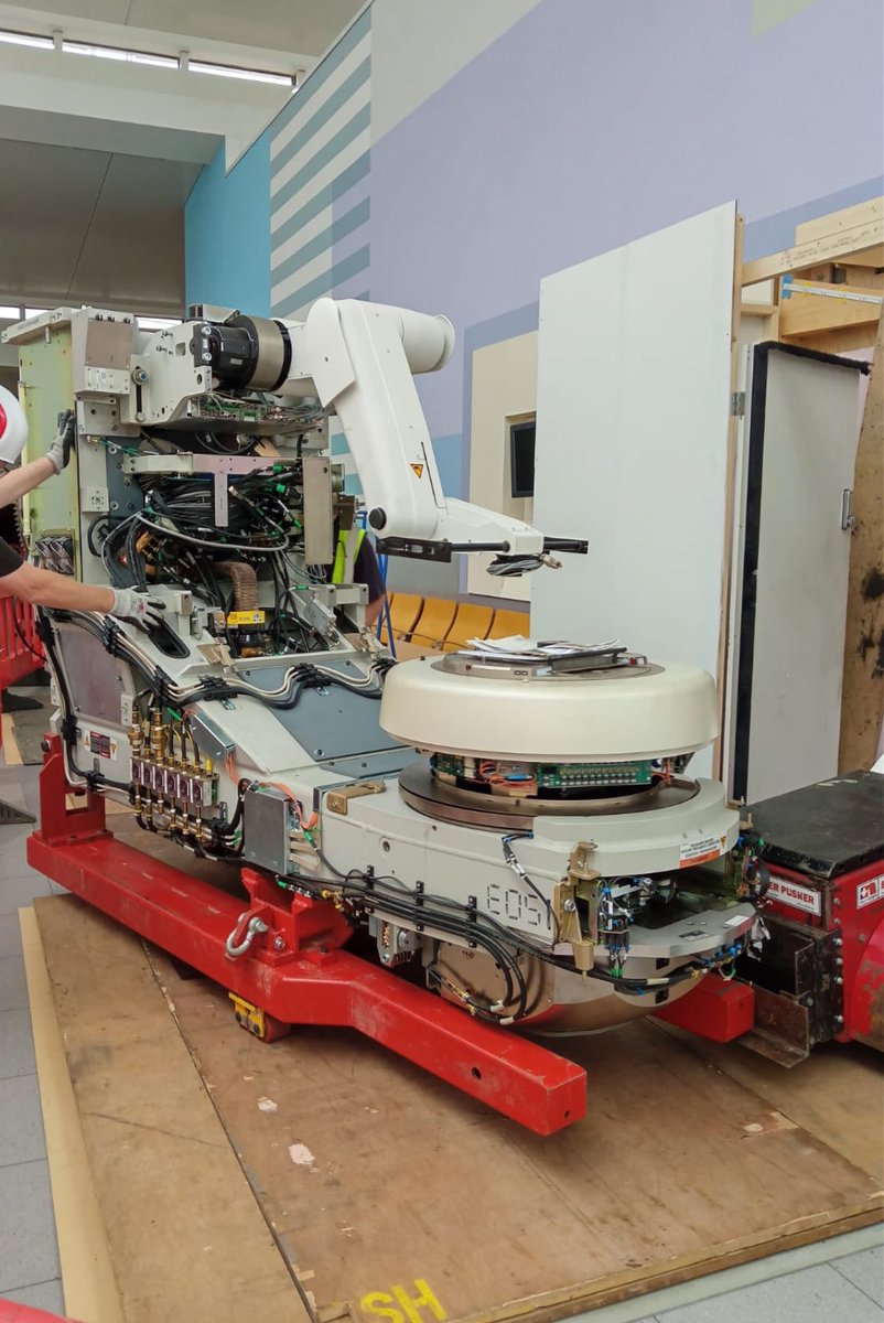 What a great start to the weekend @NorthMidNHS! Out with the old, in with the new…. This is the old linear accelerator being removed before it is replaced with a new one. Well done to everyone who has worked so hard to make this happen - Even better cancer care at our trust!!
