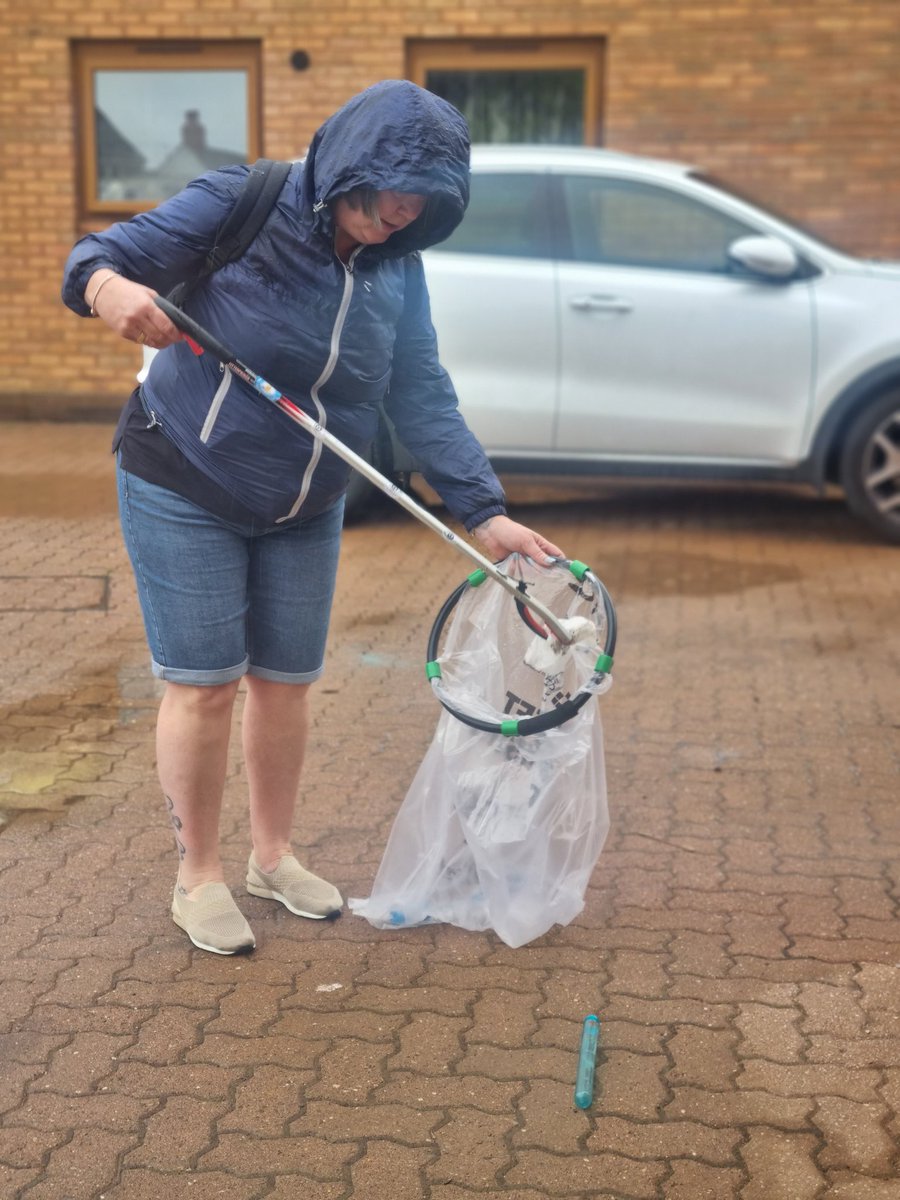 Litterwatch1's tweet photo. #sandwellcoronationclean with Marianne From @sandwellcouncil #communities team &amp; local residents. In 30 minutes, we removed 6 bags of #litter, and we are absolutely soaked! 
That's commitment!
#litterpicking #community #housing #westbromwich #Saturday @SercoESUK @sandwellcouncil https://t.co/3cWuwio2BK