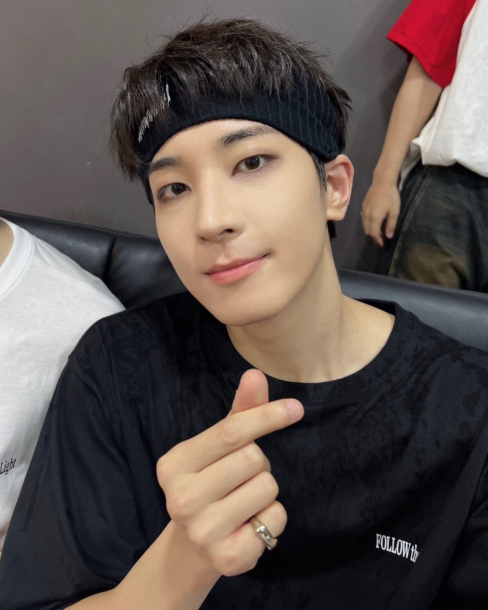 min9yu___km's tweet photo. /*sigh. It's hard to be SND when this man exists https://t.co/3Ssx3XCAHU