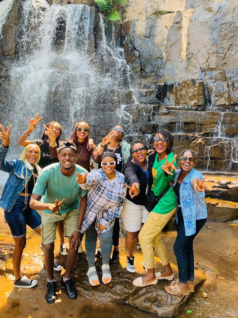 #grouptours.
.
This is the kind of joy you get when you travel with us.😍
.
Thanks to Summit International Institute: Tourism&Hospitality students.
#visitburundi #kazeiburundi