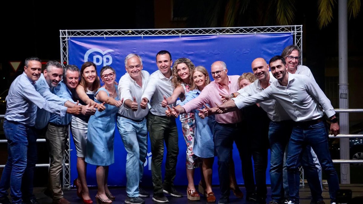 Gran noche, un año más, en la tradicional cena de verano en el Grau de #Gandia, cerrando una campaña tan ilusionante como apasionante. ¡Gracias a todxs por acompañarnos! 💙🙌🏻

#EleccionesGenerales #EsElMomento #23J