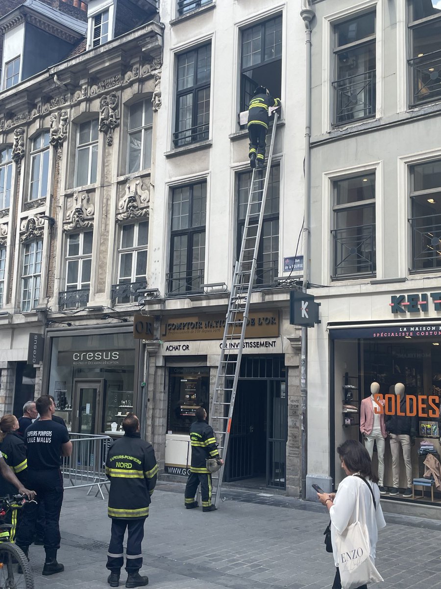 Patrick Seghi (@patrickseghi) on Twitter photo Fuit d’eau signalée rue de la Bourse. Intervention en cours des pompiers #Lille <a href="/VDNLille/">VDN Lille Métropole</a> Fuit d’eau signalée rue de la Bourse. Intervention en cours des pompiers #Lille <a href="/VDNLille/">VDN Lille Métropole</a>