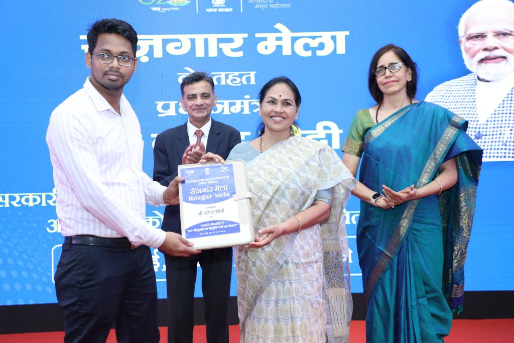 Rozgar Mela under mission mode recruitment drive of the Union Government was held at Hubballi. Hon'ble Union Minister of State for Agriculture and Farmers Welfare Ms. Shobha Karandlaje handed over appointment letters to the new appointees. #RozgarMela @FinMinIndia @IncomeTaxIndia https://t.co/9h3650Vcd1