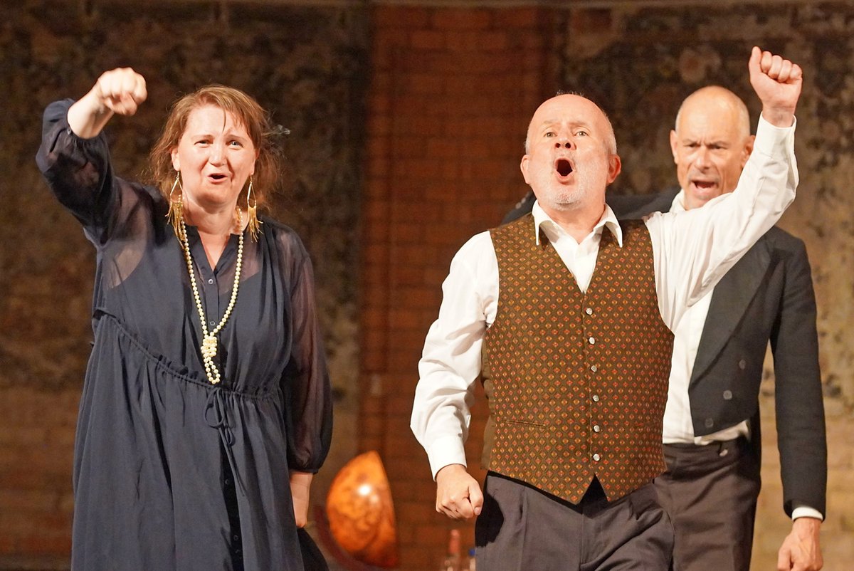 Jawohl! #Hauptgewinn! Heute nochmal zu sehen in Dresdens schönster TheaterRuine: »Geld oder Leben« von Georg Kreisler. Das Publikum ist begeistert, die Kritiker auch:
neustadt-ticker.de/196756/alltag/…

Aufführung heute: pauliruine.de/events/geld-od…

#Dresden #Romantik #Millionen #Theater