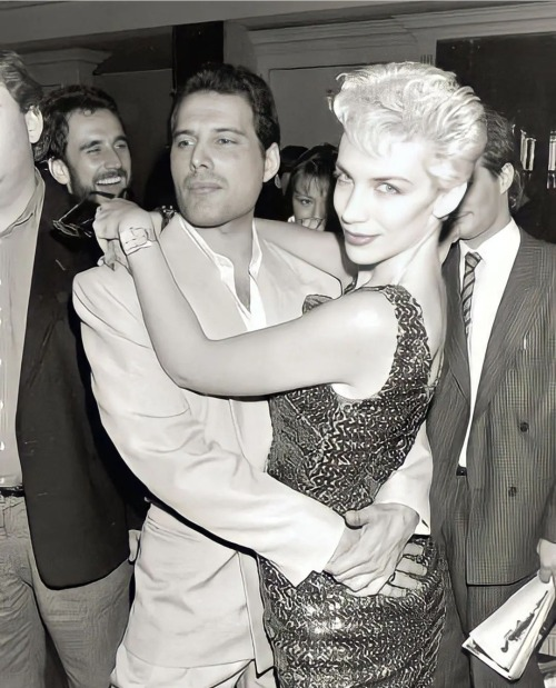 RT @loukas81944652: Annie Lennox and Freddie Mercury https://t.co/NyTYLjac83