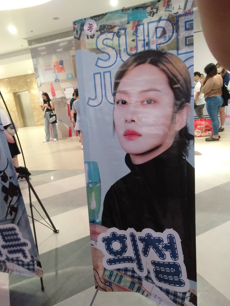heesiblingsph's tweet photo. team labas yesterday thank you po sa mga sponsors of lamp post banners and standee for hee, nakalimutan kong dalhin ung natirang hee fans last ss9. sa work kasi ako galing  see u all maybe sa delight tour or ss10 naman hehe #SUPERJUNIORFANPARTYinManila https://t.co/kqlcVuzVH1
