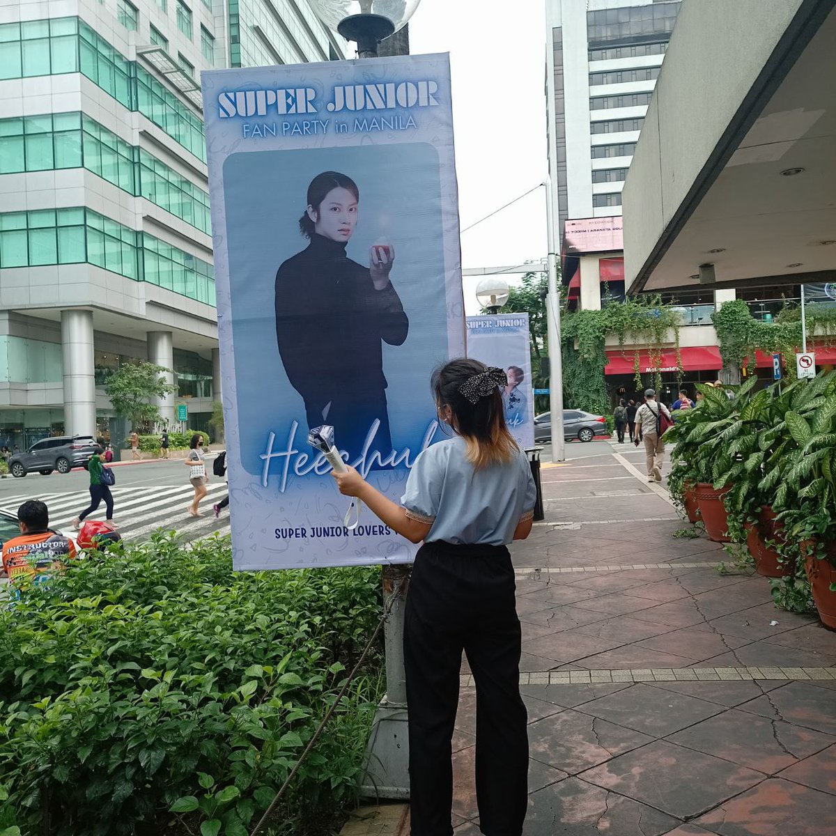 heesiblingsph's tweet photo. team labas yesterday thank you po sa mga sponsors of lamp post banners and standee for hee, nakalimutan kong dalhin ung natirang hee fans last ss9. sa work kasi ako galing  see u all maybe sa delight tour or ss10 naman hehe #SUPERJUNIORFANPARTYinManila https://t.co/kqlcVuzVH1