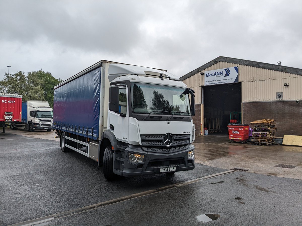 There not all big bendy things, another crucial addition to the fleet this week for our local pallet network stuff, supplied by @belltruckandvan low mileage with taillift 👌