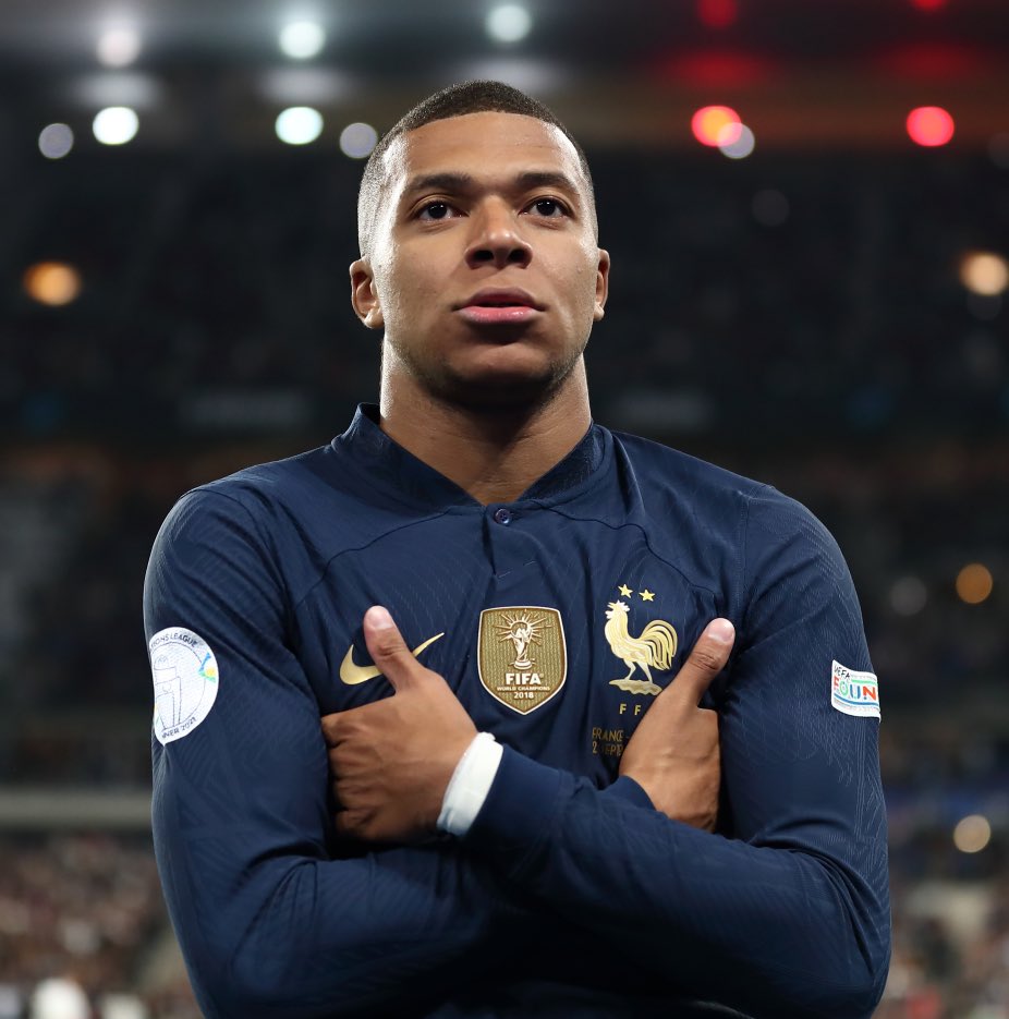 CFCPys's tweet photo. 🚨 Chelsea are interested in Kylian Mbappé, The Blues are studying the feasibility of the transfer. No offer at the moment. At least one other English club is interested. (@FabriceHawkins) #CFC https://t.co/iIiwZIj8pf