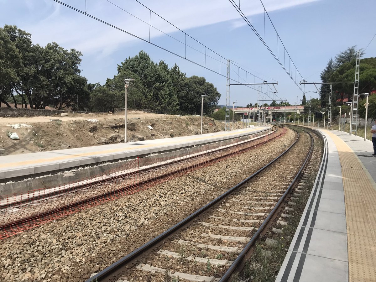 Y seguimos con los retrasos inaceptables de <a href="/CercaniasMadrid/">Cercanías Madrid</a> 20 minutos tarde perdiendo enlaces con otros trenes y alterando los planes de la gente. Línea #MadC8 #MadC9 ¿Dónde se puede poner una reclamación? Esto es una vergüenza.