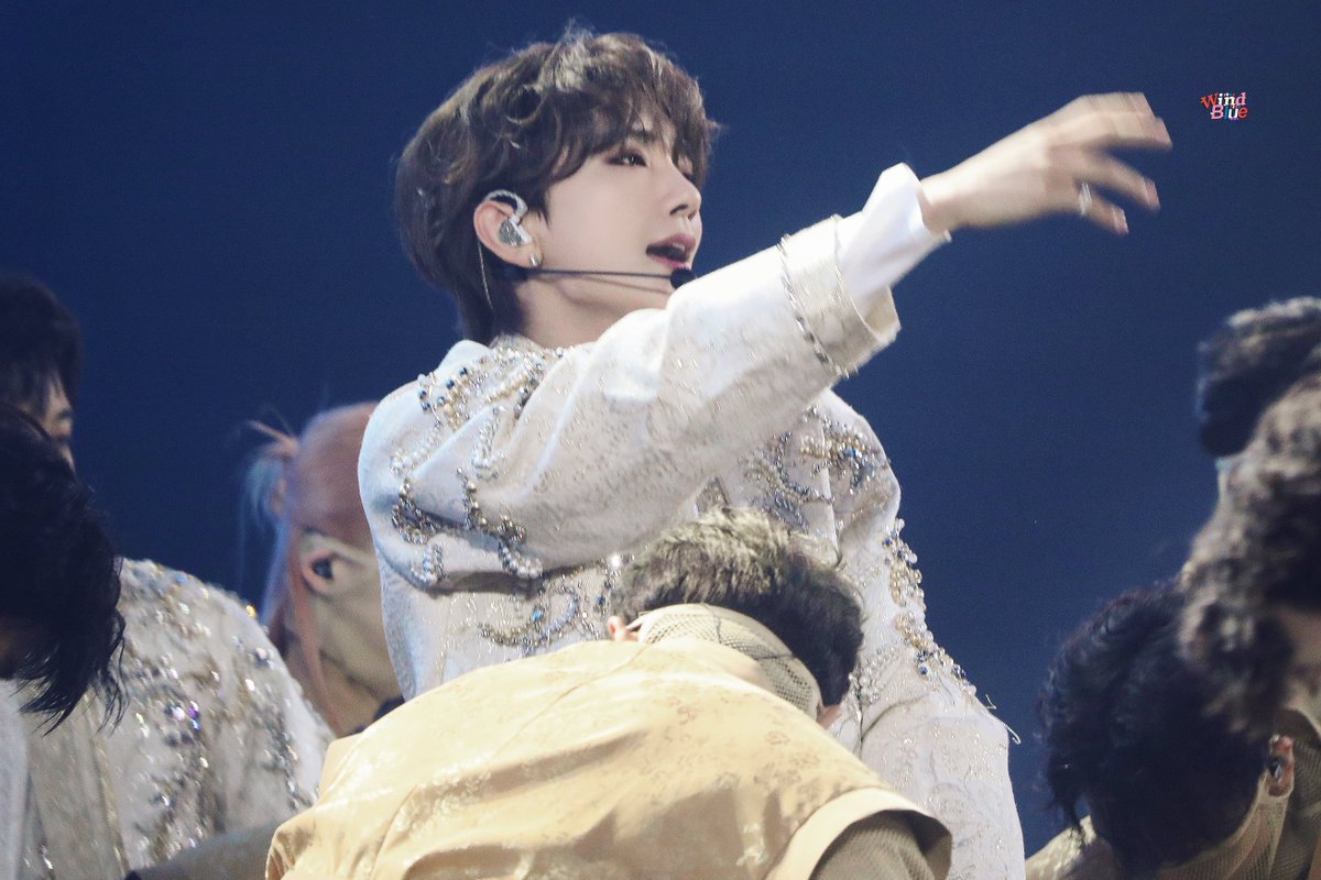 WINDBLUE95's tweet photo. 230722 ‘FOLLOW’ TO SEOUL Day2

#슈아 #조슈아 #JOSHUA 

@pledis_17 https://t.co/KpZdV92gDe