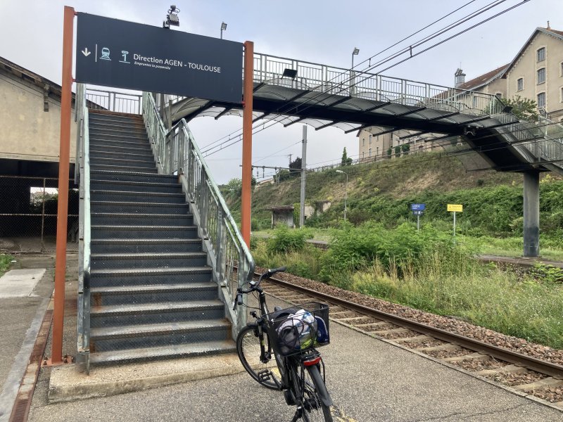 Vélo et TER entre Bordeaux et Agen. De magnifiques gares avec ascenseurs pour les PMR et les cyclistes et des gares inutilisables et dangereuses comme celle de #lareole. Il y a encore du boulot à faire <a href="/al_rousset/">Alain Rousset</a> et <a href="/Jacky_emon/">Jacky Emon</a> .