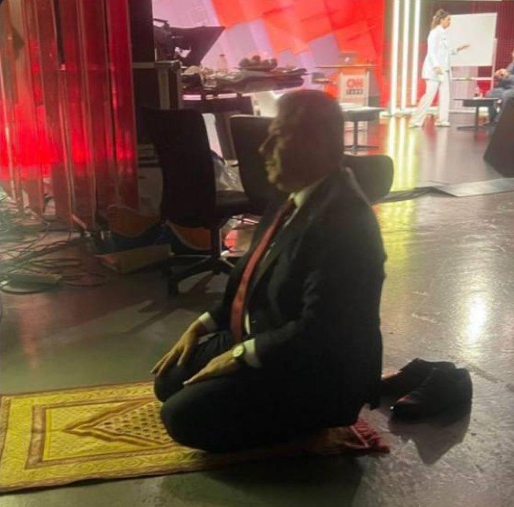 kacsaatolduson's tweet photo. İBB adaylığı kovalayan AKP’li Tevfik Göksu'nun, yayın arasında namaz kılarken çekilmiş fotoğrafını servis ettirdiği anlaşılalı birkaç saat oldu https://t.co/sIbjTDX8Pi