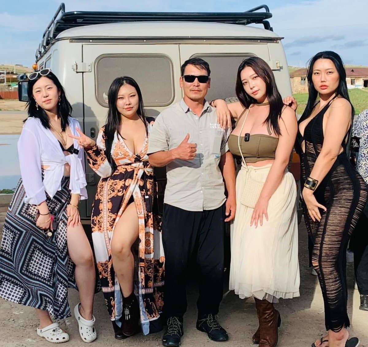 Солонгост байхдаа 🇲🇳талаар эвгүй зүйлүүд зөндөө л сонсож байсан Бодсон шиг аймар зүйл байхгүй юм хэмээн эелдэгхэн ярьцгааж байна🥰 Байгаль нойлын талаар бол Анх удаагаа үзэж байгаа болохоор сонирхолтой шинэ зүйл шиг санагдлаа гээд инээв😅