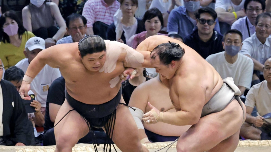 Andy Vermaut shares:Teen prodigy Hakuoho moves into joint lead on penultimate day of Nagoya Basho: Fighting in just his fourth senior tournament and first in the top division, the No. 17 maegashira grabbed a share of the lead by thrusting ... Thank you. https://t.co/2KKeBID6fg https://t.co/4hehZbZIoA