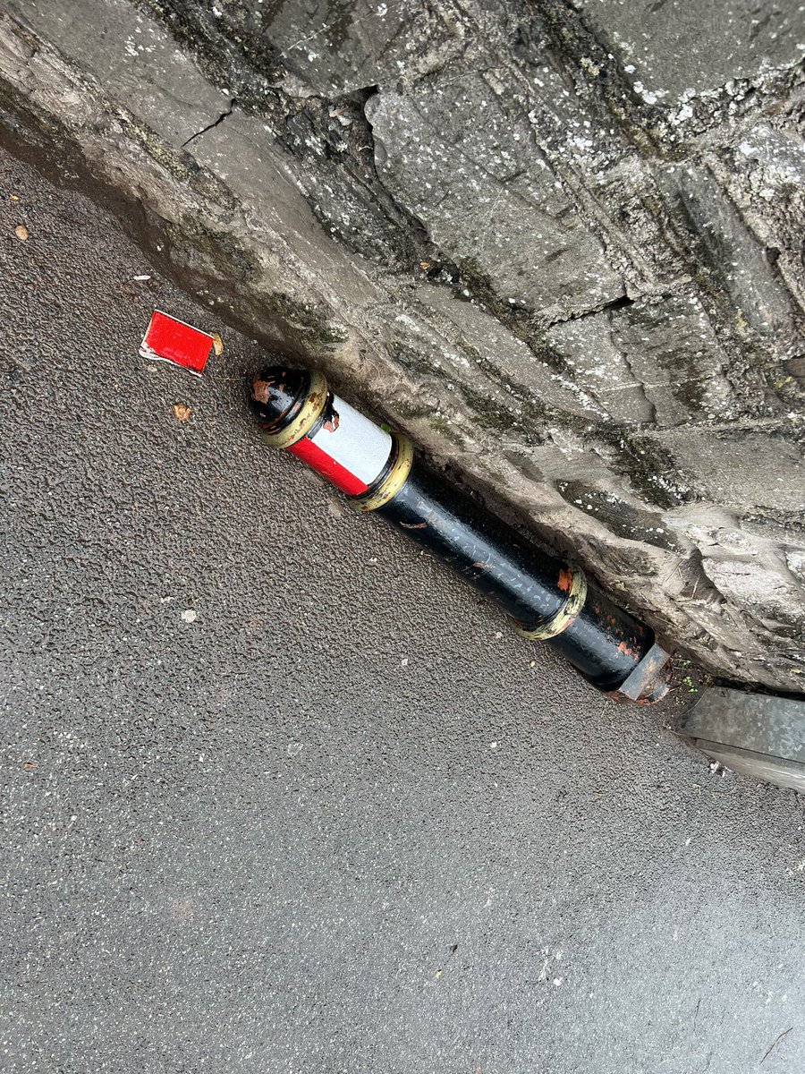 MatthewDorrance's tweet photo. Wet walk about Brecon West Ward this morning to check in on a few issues I’ve been raising with the council in recent weeks.
I’ve seen that the bollard on the Priory Row/Bryn de Winton junction has been damaged and I’ve reported this to @PowysCC.
#LabourLocal #OnYourSide https://t.co/1Isum8HwqF