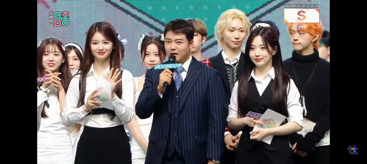 Araaeil's tweet photo. Sandara comment about special MC Hyunmoo today that he suits as mc 'Music Core' well. It feels like the year-end awards ceremony. dance challenge was also very good. She recommend him to release an album https://t.co/6OWlTCAIfg