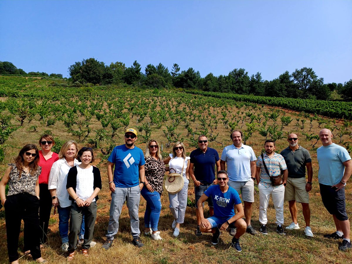 Apasionante, nutritivo, inspirador e instructivo TEAM DAY con equipo directivo de @grupoxentia en Albares de la Rivera (Bierzo) con el gran viticultor y enólogo @grblanco 
ENHORABUENA Y GRACIAS
Cada día cuenta 
#casaAurora #livelywines #excelencia #Teambuilding #outdoortraining