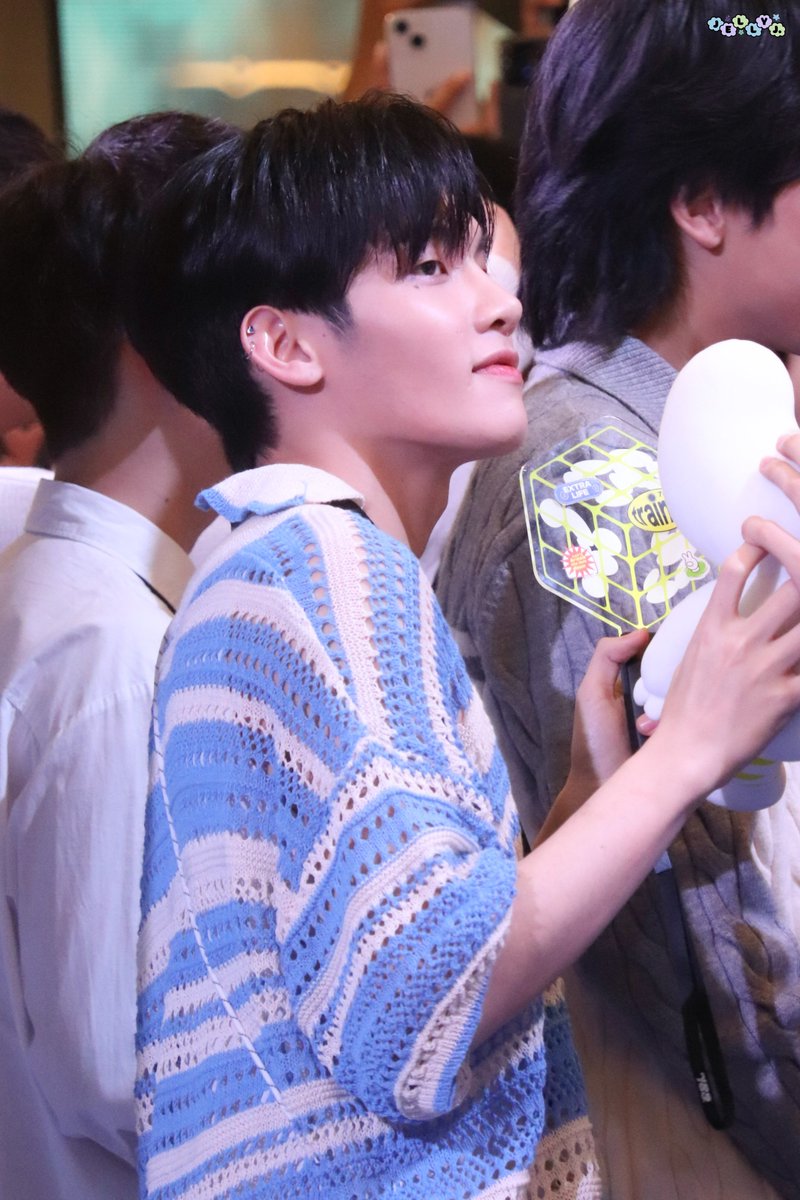 September09J's tweet photo. มุมข้างที่ดี และดีมาตลอด
#MINthanakrit
#789TRAINEE
#789SURVIVAL
#789PopUpStore https://t.co/5gQ54SEu1P