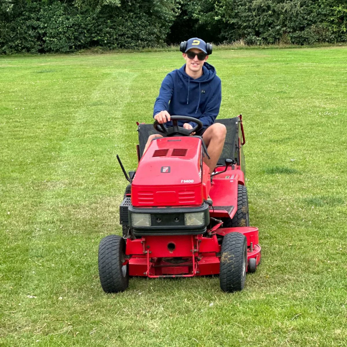 Ifield_fc's tweet photo. The new mower is here 🙌 
Groundsman JB is in his element. Even co-chairman Andy had a go. 
It is a beast 💪 
#ifc  #ifieldfootballclub  #groundsman #mowerman #futureisbright https://t.co/vLddXy2Dyw