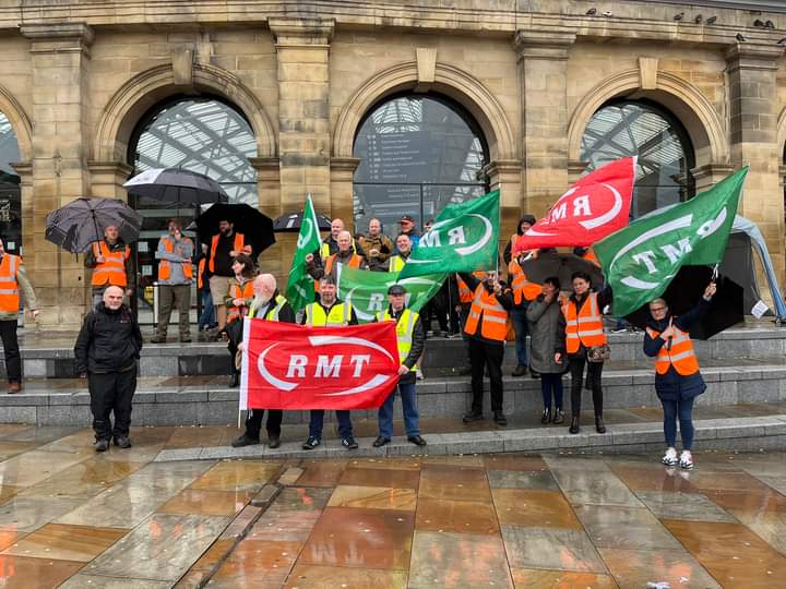 Great turnout at Liverpool Lime Street, where <a href="/RMTunion/">RMT</a> members are striking to defend our railway.
#StaffOurStations #SaveTicketOffices